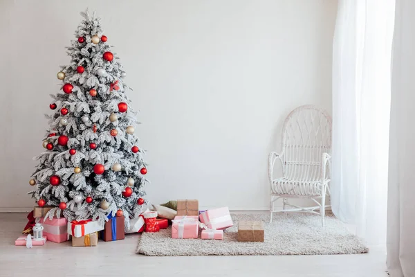 White Christmas tree prezenty i ozdoby świateł girlanda nowy rok — Zdjęcie stockowe