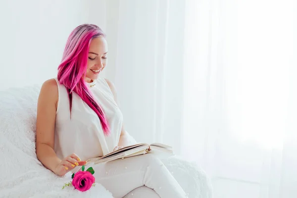 Das Mädchen Mit Den Rosafarbenen Haaren Liest Einem Weißen Raum — Stockfoto