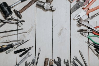 İnşaat çekiçleri tornavida tamir aleti penseleri tahtada