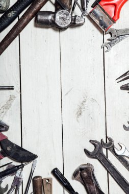 İnşaat çekiçleri tornavida tamir aleti penseleri tahtada