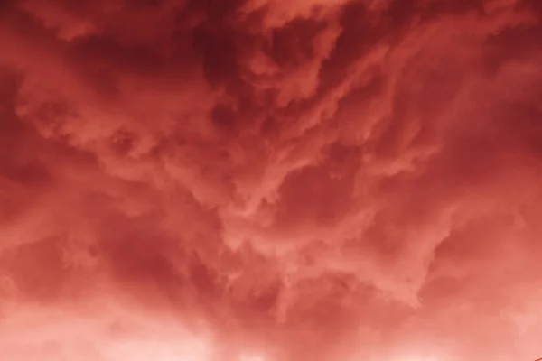 Awan abu-abu gelap dari cuaca buruk sebelum hujan — Stok Foto