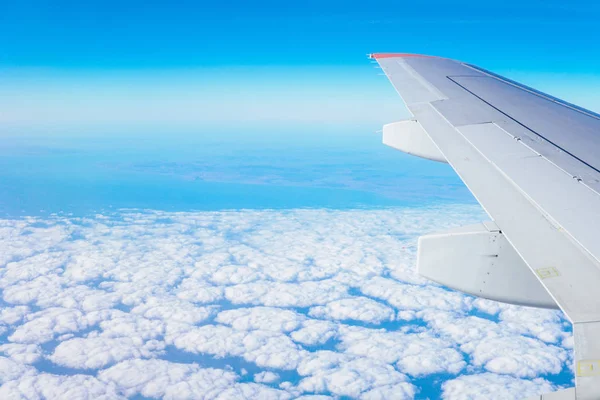 Cielo azul sobre nubes blancas desde el interior del avión —  Fotos de Stock