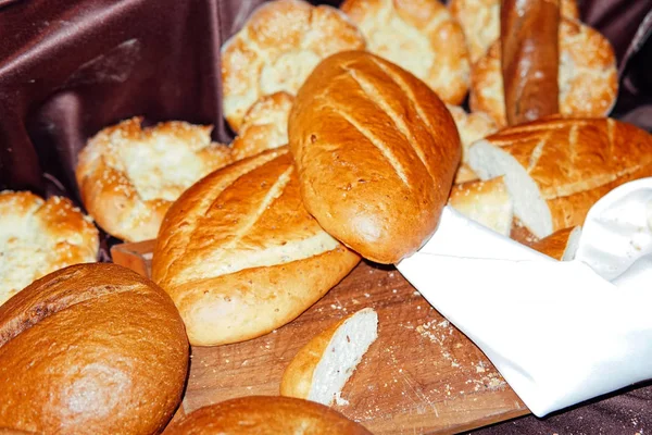 Вкусный свежий хлеб булочки кексы хлебобулочные ресторан — стоковое фото