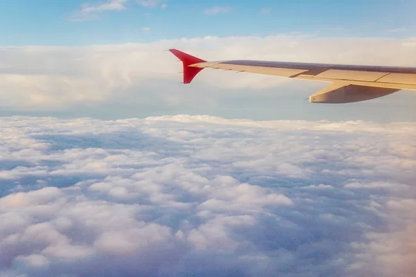 Puesta de sol sobre el paisaje de nubes desde un viaje en avión — Foto de Stock