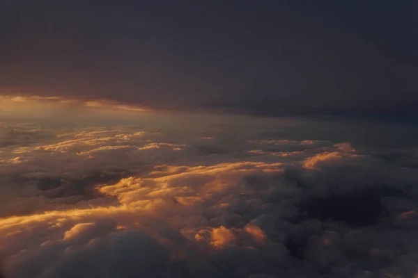 비행기 풍경 내부에서 일몰에 구름과 하늘 — 스톡 사진
