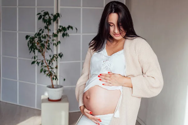 Zimmerporträt der schönen Schwangeren vor der Geburt — Stockfoto