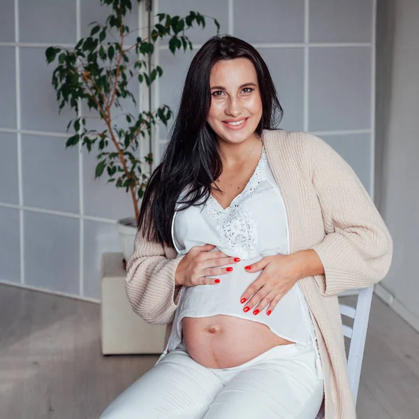 出産準備妊娠中の女性の肖像画 — ストック写真