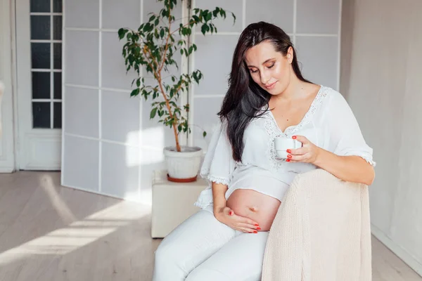 美丽孕妇临产前的房间肖像 — 图库照片