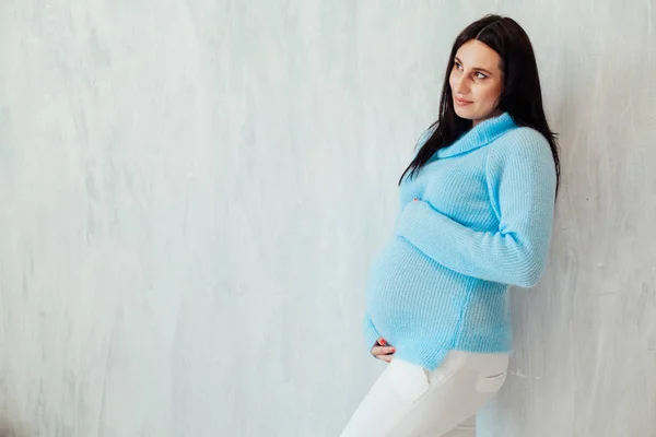 Portret van een zwangere vrouw voorbereiding te komen baby — Stockfoto