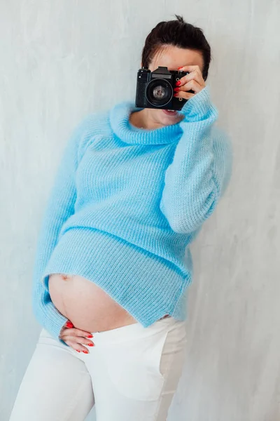 Těhotná žena s kamerou brunetka portrét genera pěkný — Stock fotografie