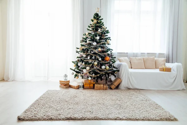 Interior de férias Árvore de Natal branca com presentes e decorações guirlandas de luzes ano novo — Fotografia de Stock