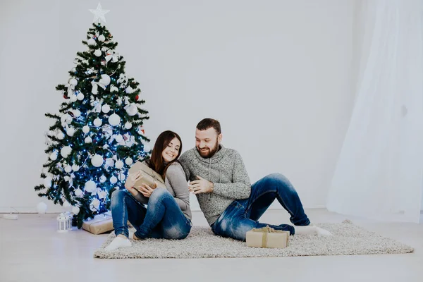 Man och kvinna öppna presenter jul julgran med Garland nyår — Stockfoto
