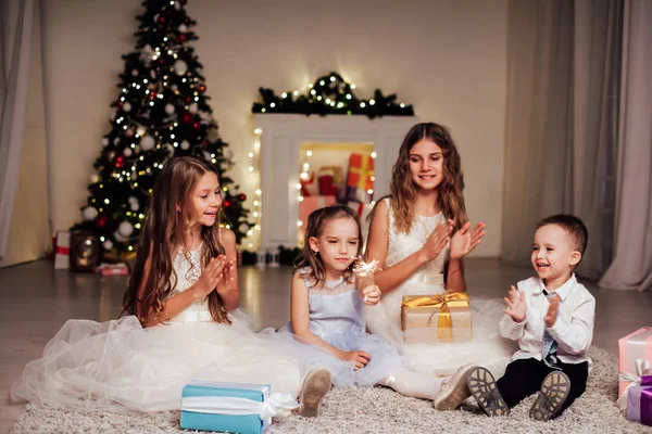 Crianças abrir Natal sparklers presente ano novo feriado luzes guirlandas árvore de Natal — Fotografia de Stock