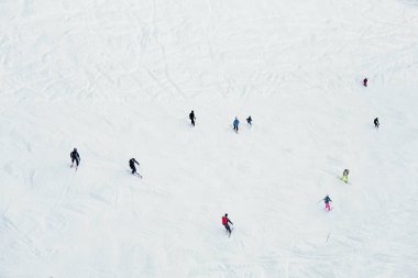 kayakçı ve Snowboard düşkünleri ski resort kış tatil seyahat dağ yamaçlarında binmek