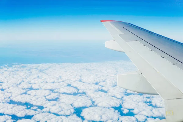 Cielo azul sobre nubes blancas desde el interior del avión —  Fotos de Stock