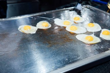 Yumurta haşlama, dinlenme odasının mutfağında çırpılmış yumurta.