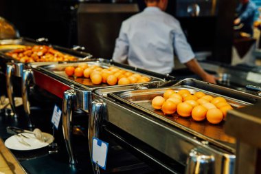 Restoranın Kahvaltı Öğle Yemeği mutfakta yumurta