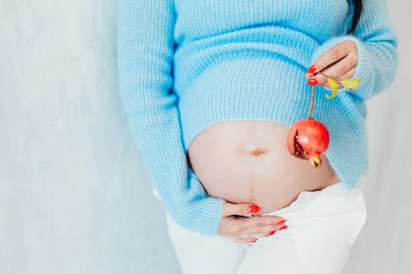 Porträtt av vacker gravid kvinna innan förlossning familj — Stockfoto