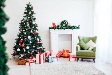 Hediyeler ve dekorasyon ışıklar yeni yıl ile Noel ağacı