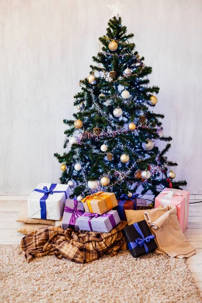 圣诞树与加兰装饰礼物为新的一年 — 图库照片
