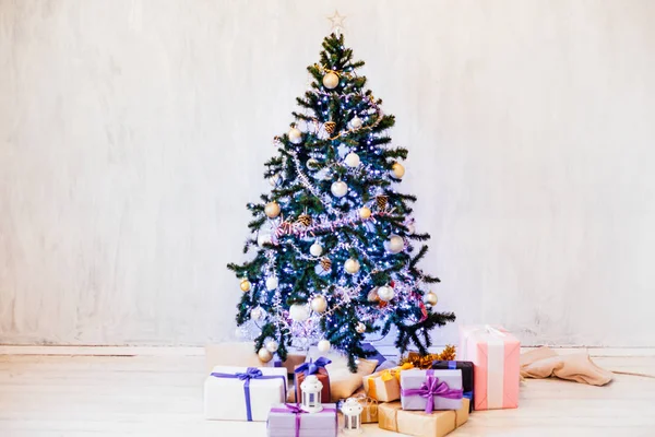 Noel ağacı Garland ışıkları yeni yıl Noel iç tatil hediyeler kış — Stok fotoğraf