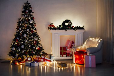 Işıklar ışık ve yeni yıl hediyesi ile Noel ağacı