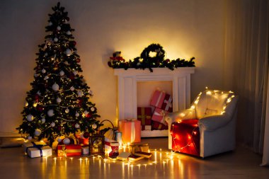 Hediyeler ve dekorasyon ışıklar yeni yıl ile Noel ağacı
