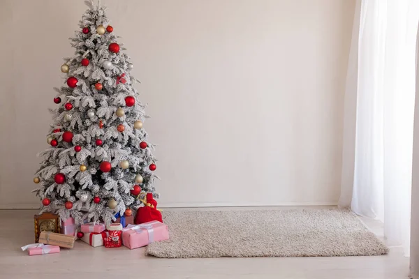 Árbol de Navidad blanco con regalos y decoraciones las luces de año nuevo Guirnalda — Foto de Stock