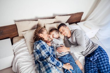 Anne baba ve oğul evde yatakta yatıyordu sabah