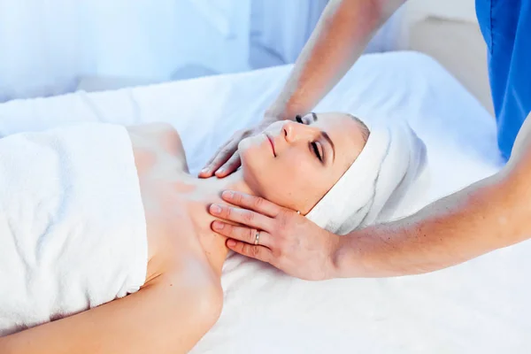Massagista menina fazendo massagem na saúde do spa — Fotografia de Stock