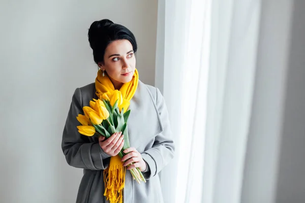 A menina deu as tulipas amarelas primavera — Fotografia de Stock