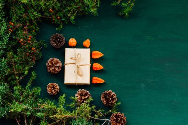 Yeşil Noel yılbaşı ağaç arka plan hediye tatil