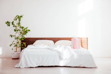 Noel yatak odası ile yatak ağaç hediyeler yılbaşı Kartpostalı