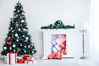 Noel ağacı ışıkları çelenk ile yeni yıl tatil hediye ile süslenmiş