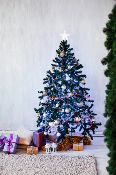 Χριστουγεννιάτικο δέντρο με δώρα, σπίτι διακόσμηση χειμώνα Πρωτοχρονιά φώτα γιρλάντα — Φωτογραφία Αρχείου