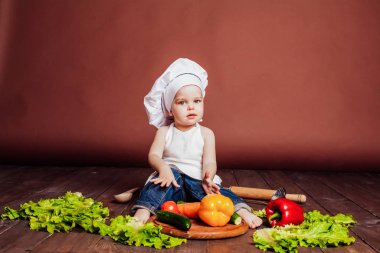 Çocuk Şef hazırlar havuç, biber, domates salatalık