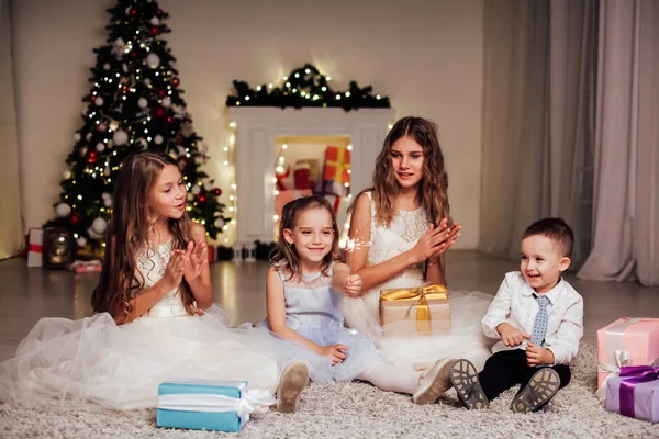 Crianças abrir Natal sparklers presente ano novo feriado luzes guirlandas árvore de Natal — Fotografia de Stock