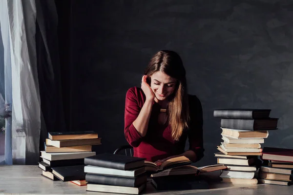 Девушка читает книгу готовится к экзамену в библиотеке — стоковое фото