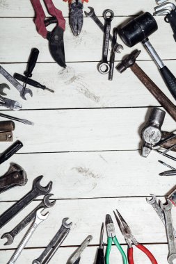 Tahtada çekiç tamir aletleri var.