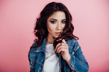 Güzel bir kız telefonda poz veriyor ve fotoğraf çekiyor.