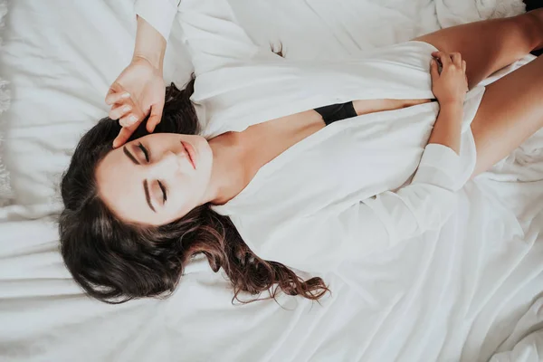 A lány ébredt fel az ágyban pihen, fehérnemű — Stock Fotó