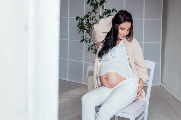 아름답고 임신 한 여성 브루 네트 초상화예쁘고 — 스톡 사진