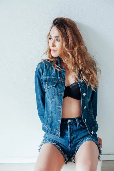 Portrait d'une belle femme à la mode en jeans et lingerie noire — Photo