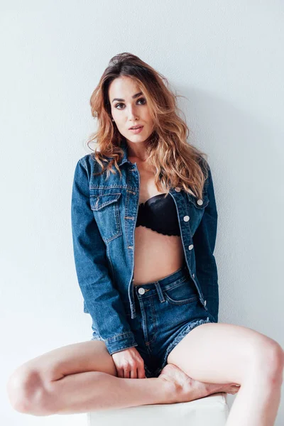 Ritratto di una bella donna alla moda in jeans e lingerie nera — Foto Stock