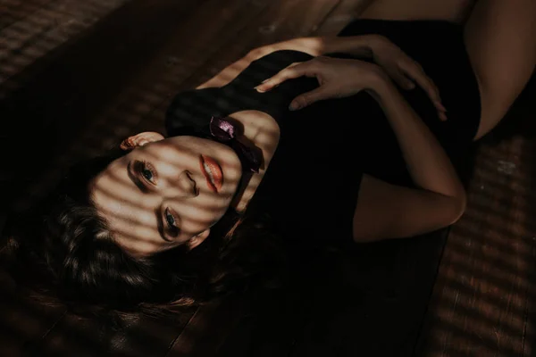 Сексуальна дівчина лежить на підлозі в нижній білизні — стокове фото