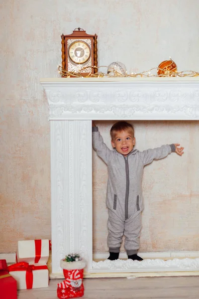 Bambino Natale e regali di Capodanno — Foto Stock