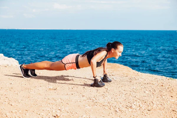 Mujer entra para Deportes Fitness en la playa — Foto de Stock