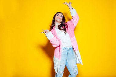 parlak kız iki parmak ellerde gösterir.