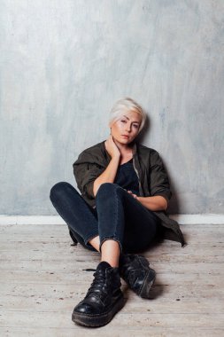 duvar eski kısa saçlı kız