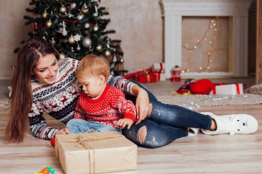 Anne küçük çocuk Noel dekor hediyeler Noel ağacı ile